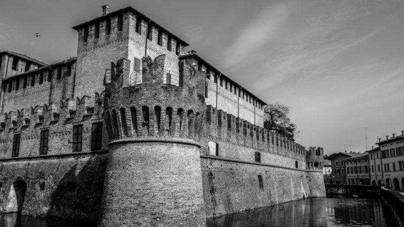 Eine Burg mit starken Mauern und tiefem Burggraben als sichere Befestigung