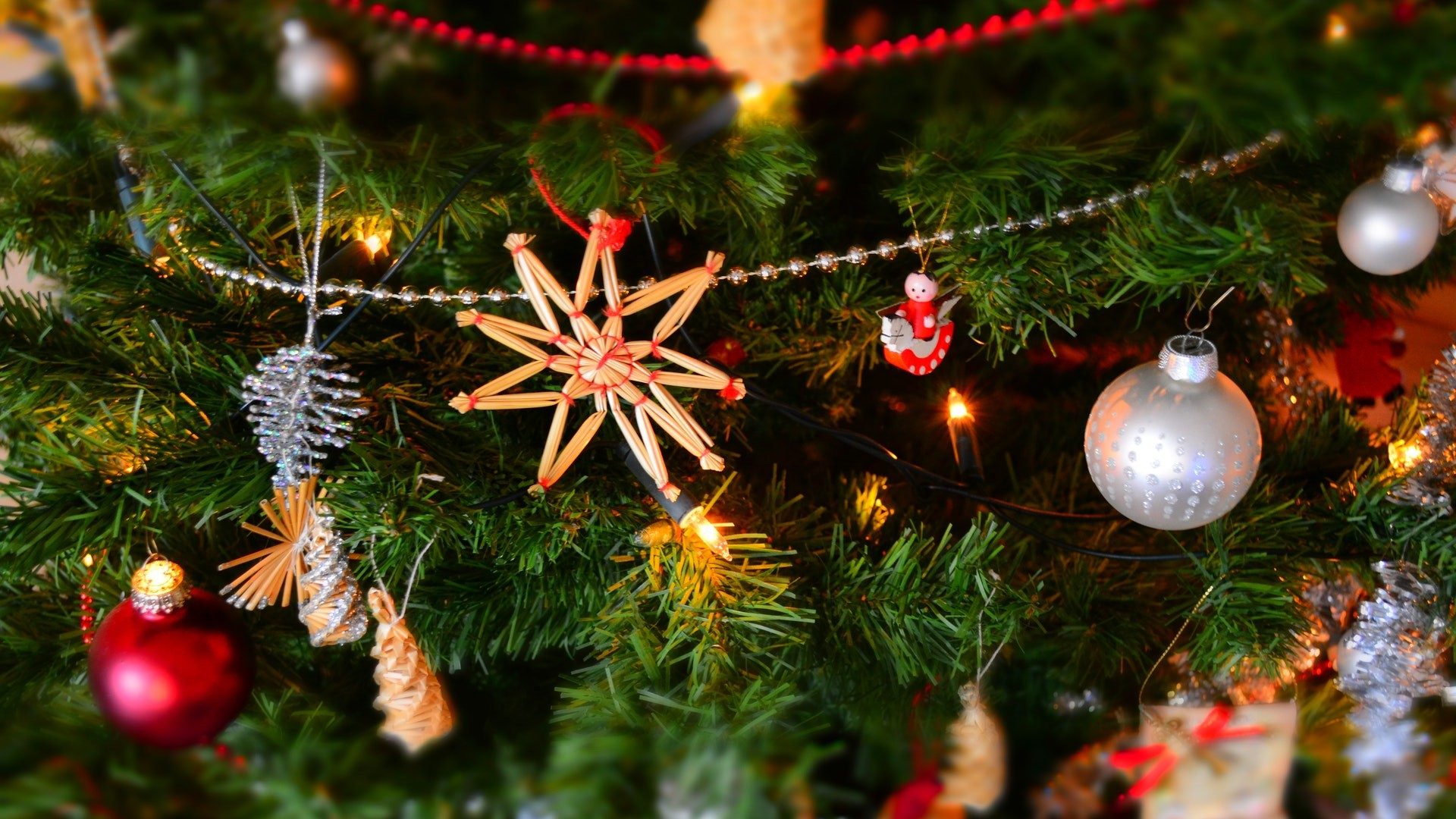 Nahaufnahme von festlicher Dekoration am Weihnachtsbaum