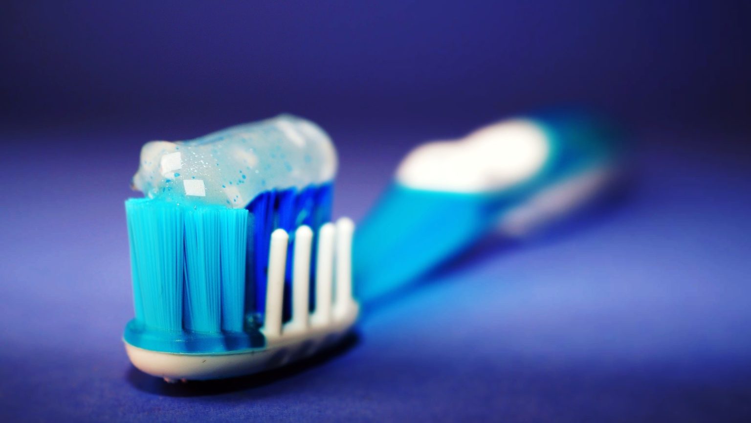 Gut für die Mundhygiene: Nahaufnahme von Zahnpasta auf einer Zahnbürste