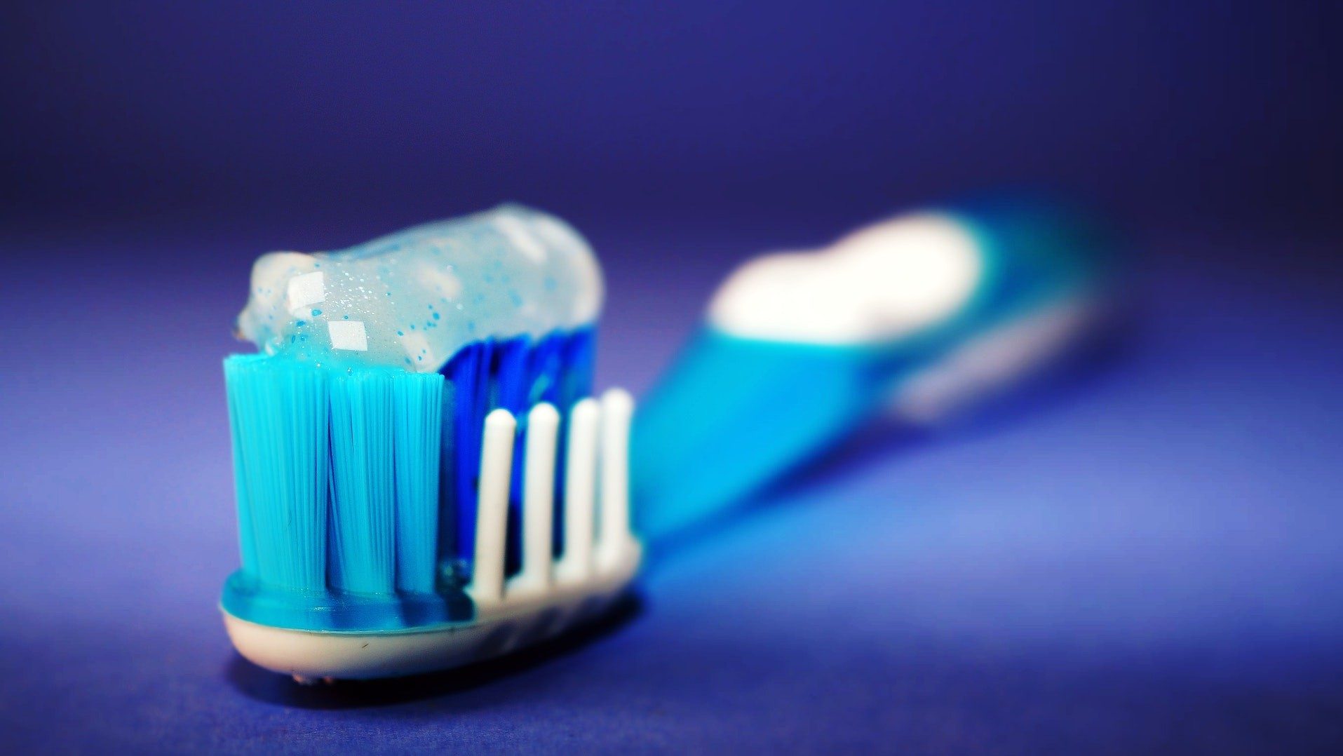 Gut für die Mundhygiene: Nahaufnahme von Zahnpasta auf einer Zahnbürste