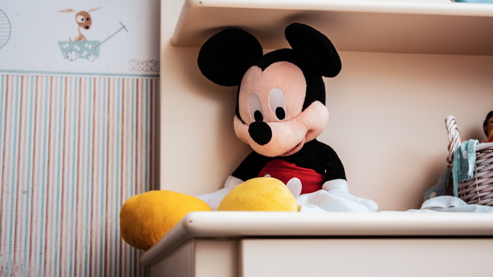 Eine Plüschfigur des Walt-Disney-Charakters Mickey Mouse