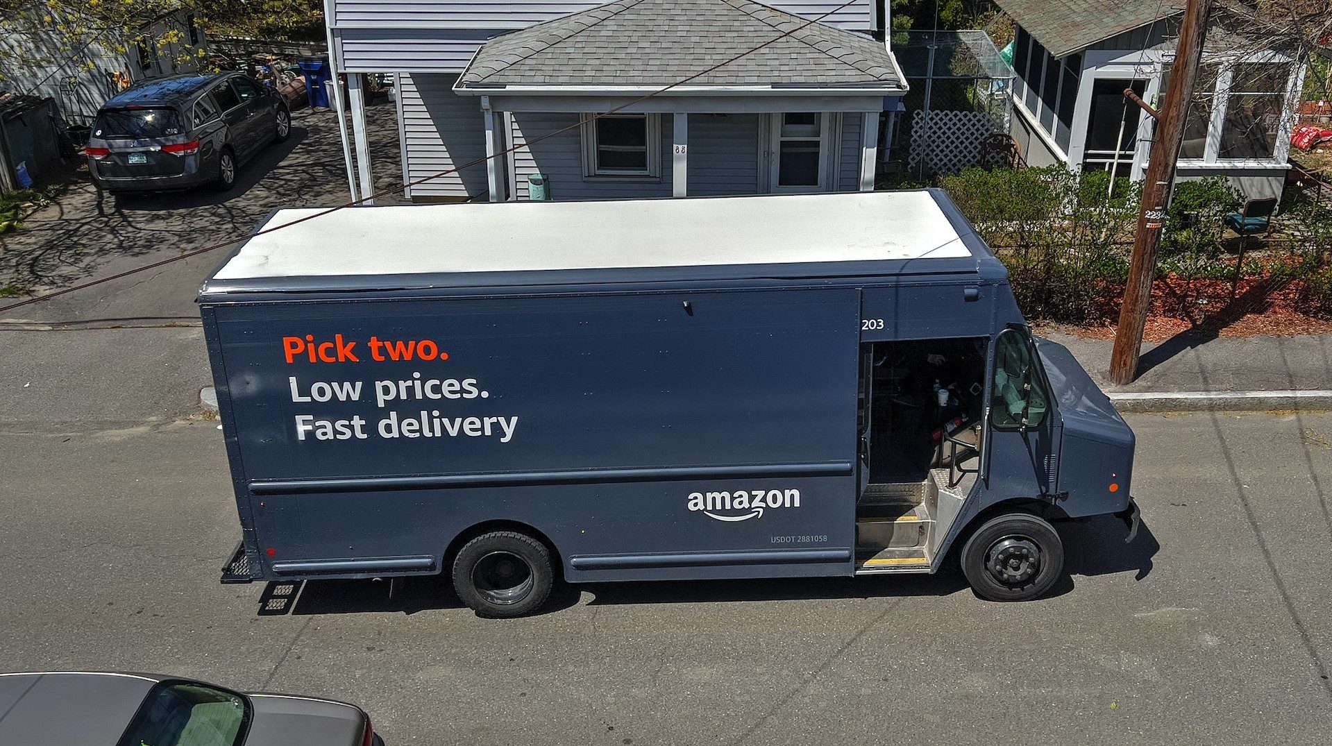 Ein Amazon-Lieferwagen bringt Pakete an die Kunden des Onlinehändlers