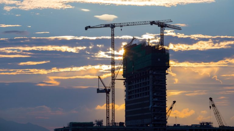 Zahlreiche Kräne arbeiten am Bau eines Hochhauses