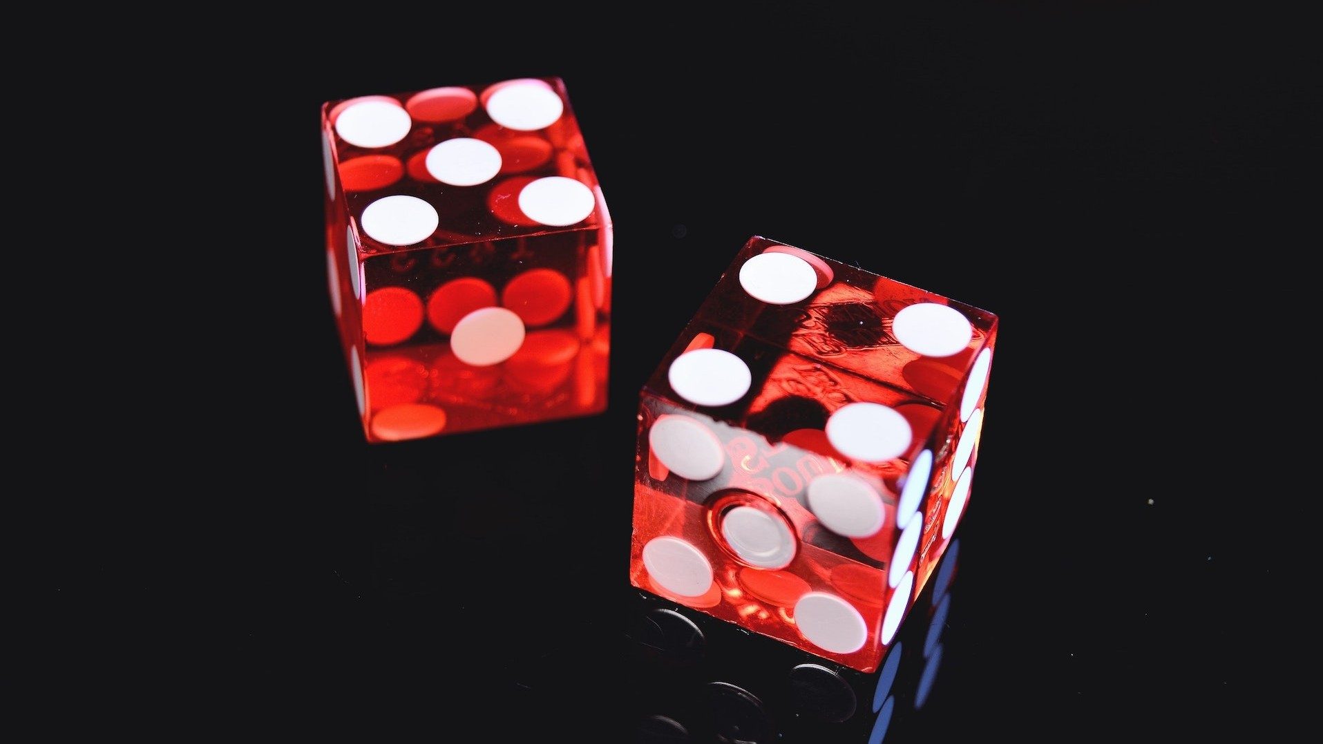 Zwei rote Casino-Würfel in Nahaufnahme