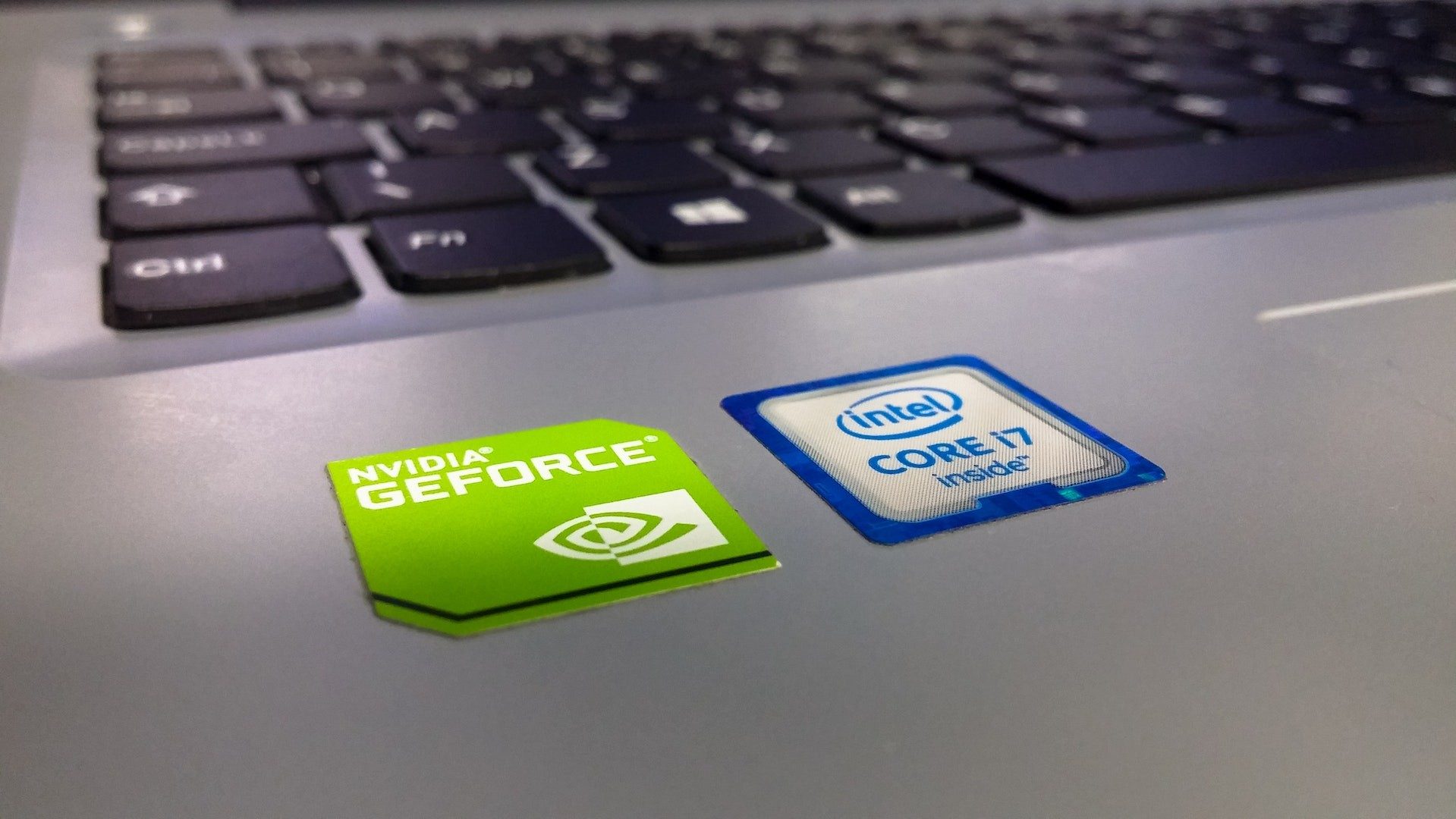 Sticker "Nvidia GeForce" und "intel inside" auf einem Laptop