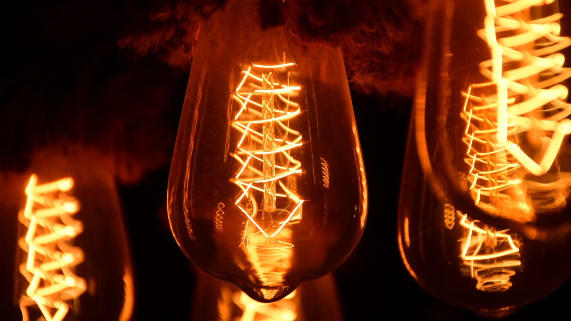 Mehrere Glühlampen verbrauchen Energie und geben dafür Licht ab