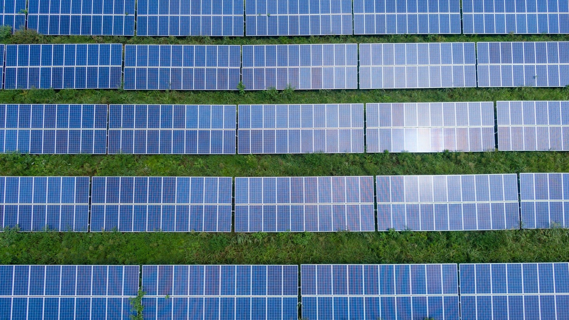 Eine Photovoltaik-Solaranlage aus der Vogelperspektive