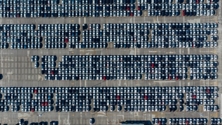 Hunderte Autos stehen auf dem Fabrikparkplatz