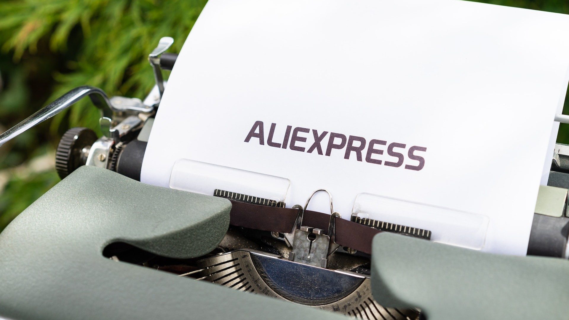 Eine Schreibmaschine tippt das Wort "Aliexpress", ein Service des chinesischen E-Commerce-Konzerns Alibaba