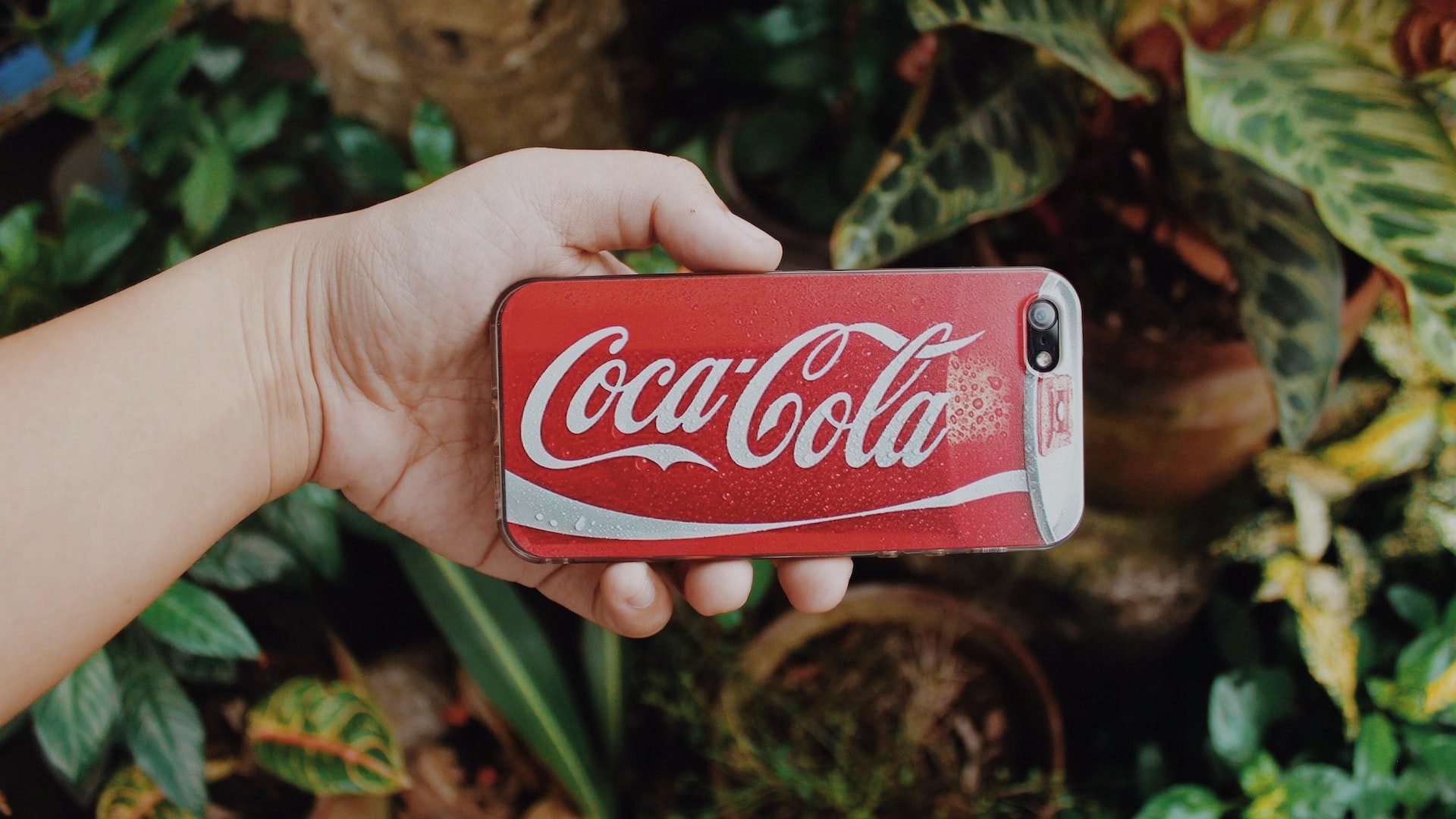 Eine Smartphone-Hülle im Stil einer Getränkedose von Coca-Cola