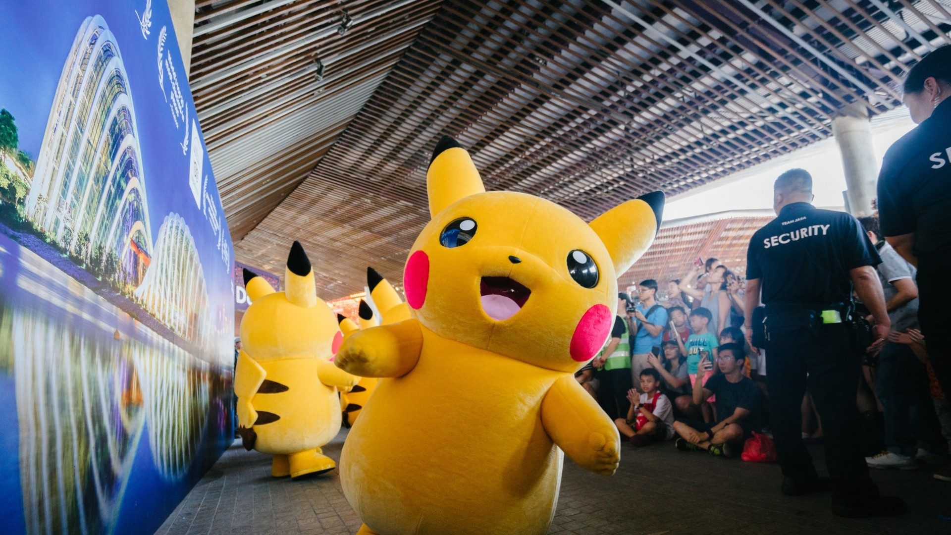 Lebensgroße Pikachu auf einem Videospiele- oder Pokémon-Event