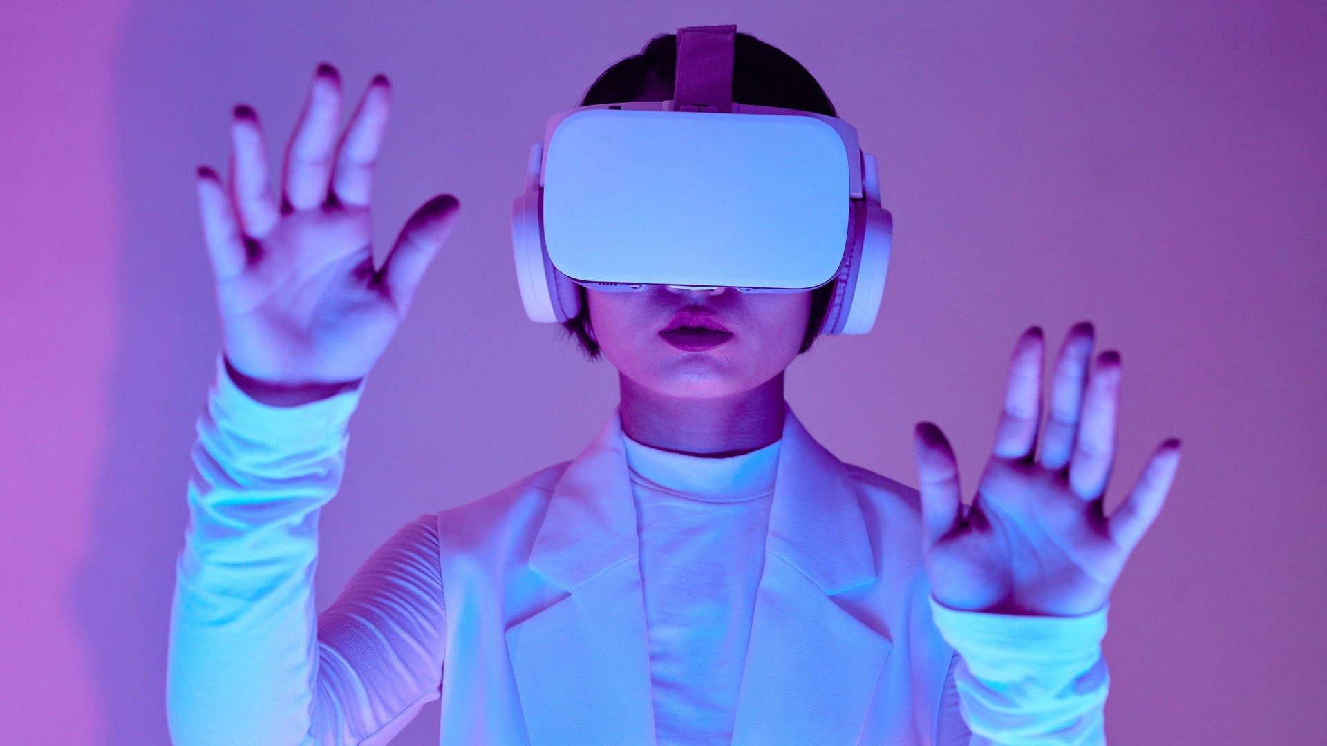 Eine Frau erkundet mit VR-Brille und Kopfhörern virtuelle Welten und das Metaverse