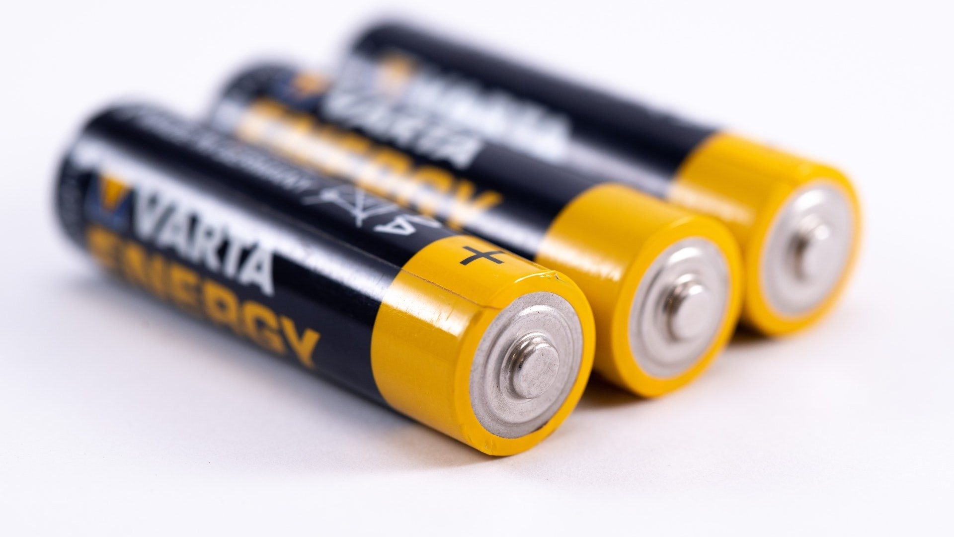Nahaufnahme von drei Varta-Batterien