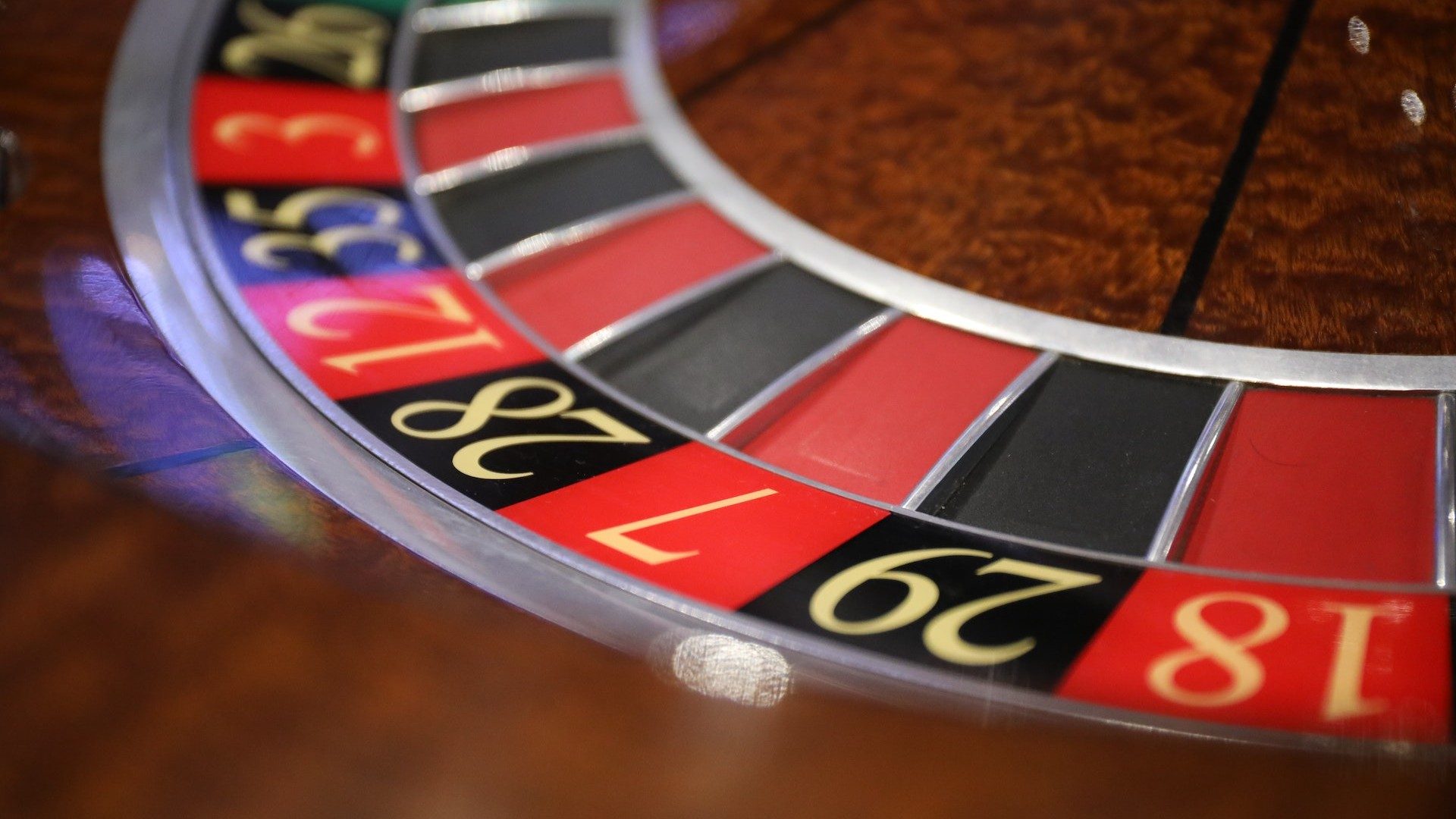 Glücksspiel im Casino: Ein Roulette-Tisch in Nahaufnahme