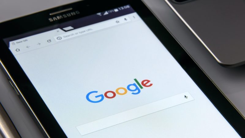 Auf einem Samsung-Tablet ist die Internet-Suchmaschine Google geöffnet