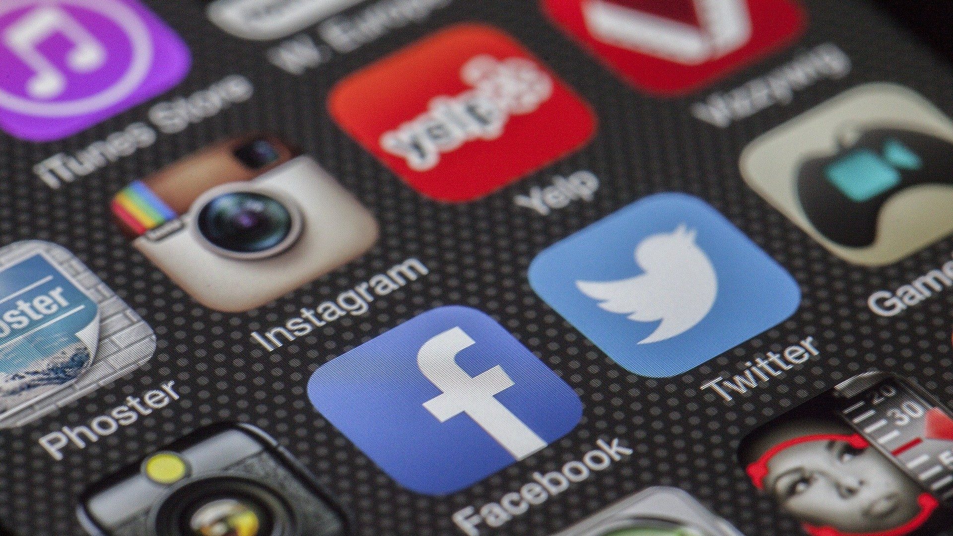 Logos von Facebook, Twitter, Instagram und anderen Apps auf einem Smartphone-Bildschirm