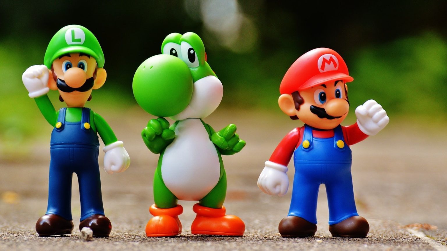 Nahaufnahme von Figuren der Nintendo-Charaktere Luigi, Yoshi und Mario
