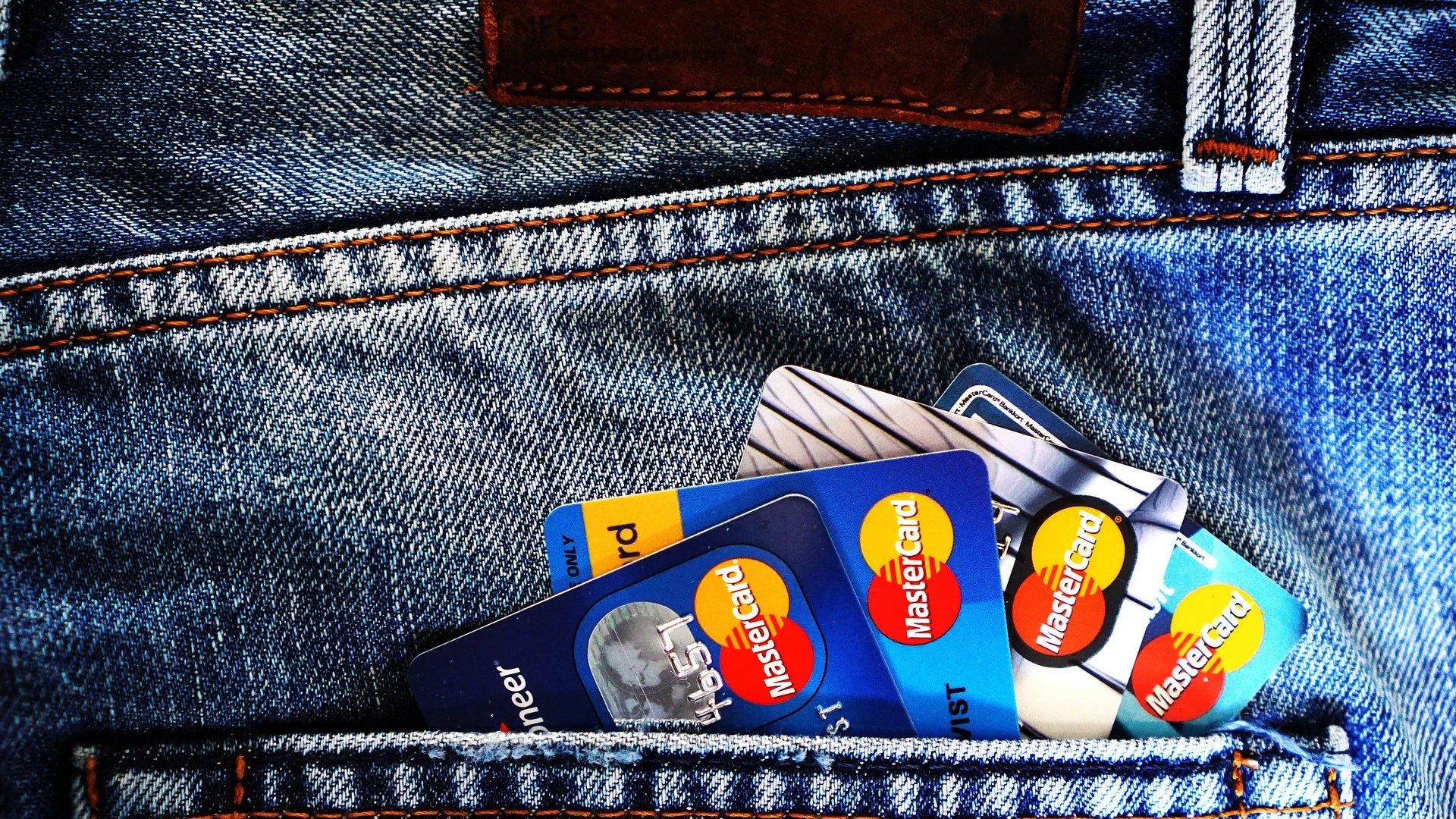 Eine Jeans-Hosentasche voller Mastercard-Kreditkarten