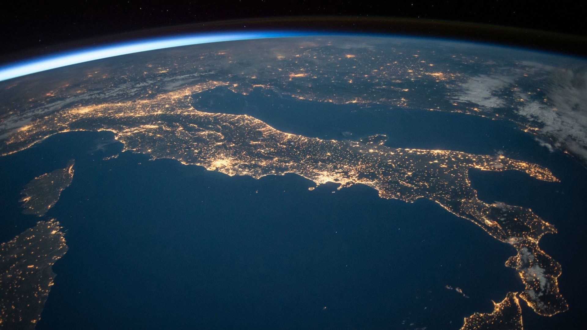 Aufnahme der Erde aus dem Weltall, zu sehen ist Italien