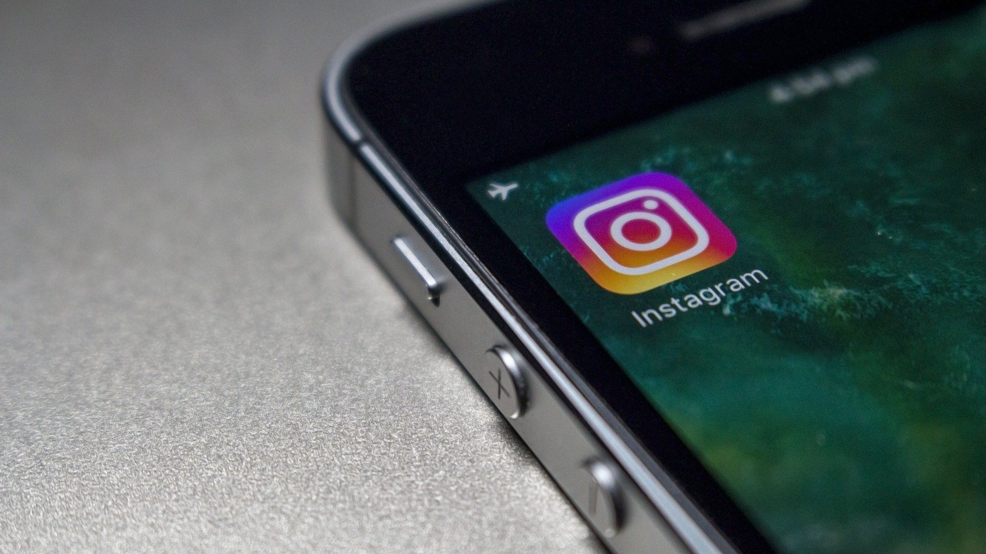 Nahaufnahme des Logos der Social-Media-App Instagram auf einem Smartphone
