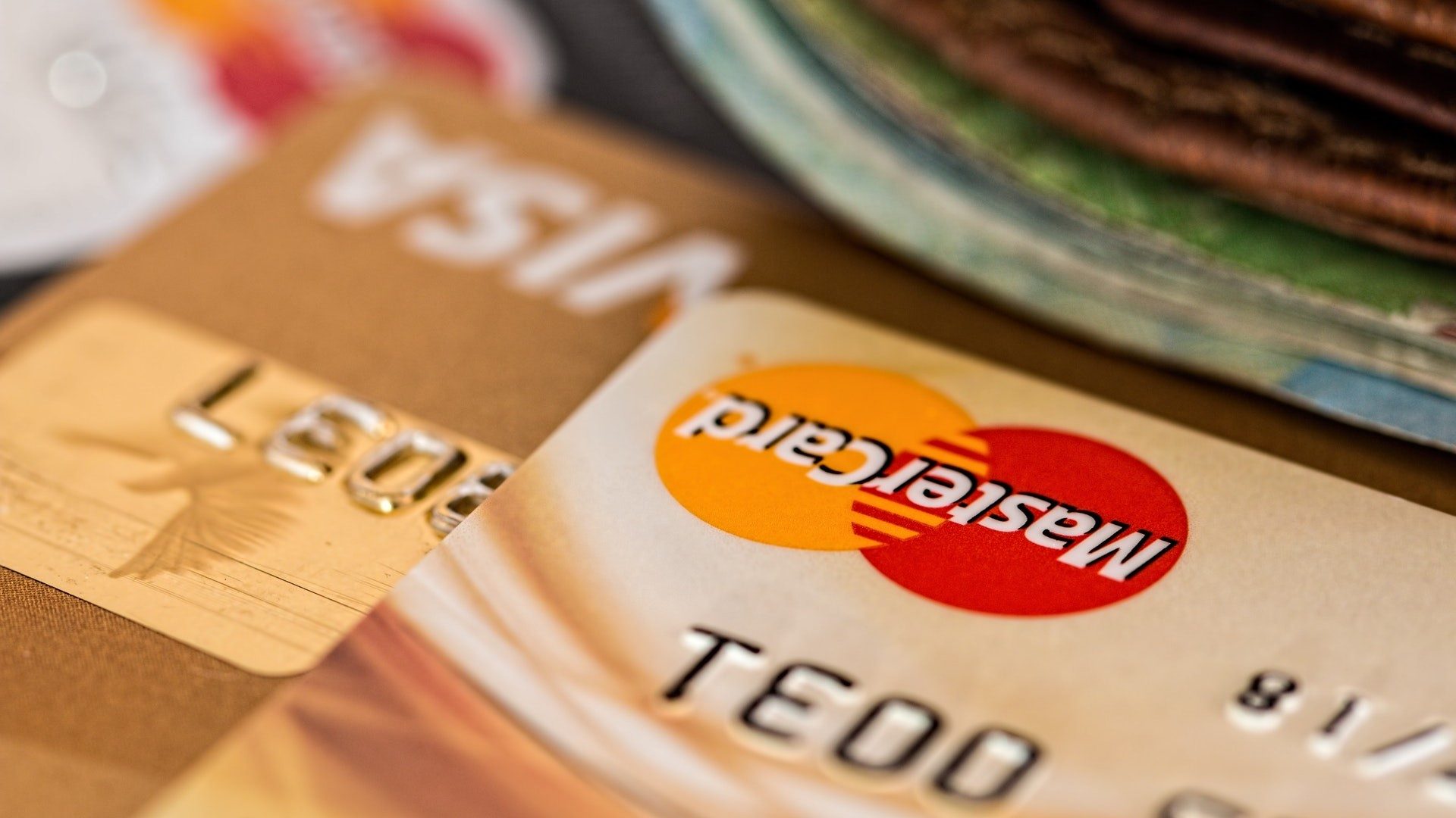 Nahaufnahme von Kreditkarten von Mastercard und Visa