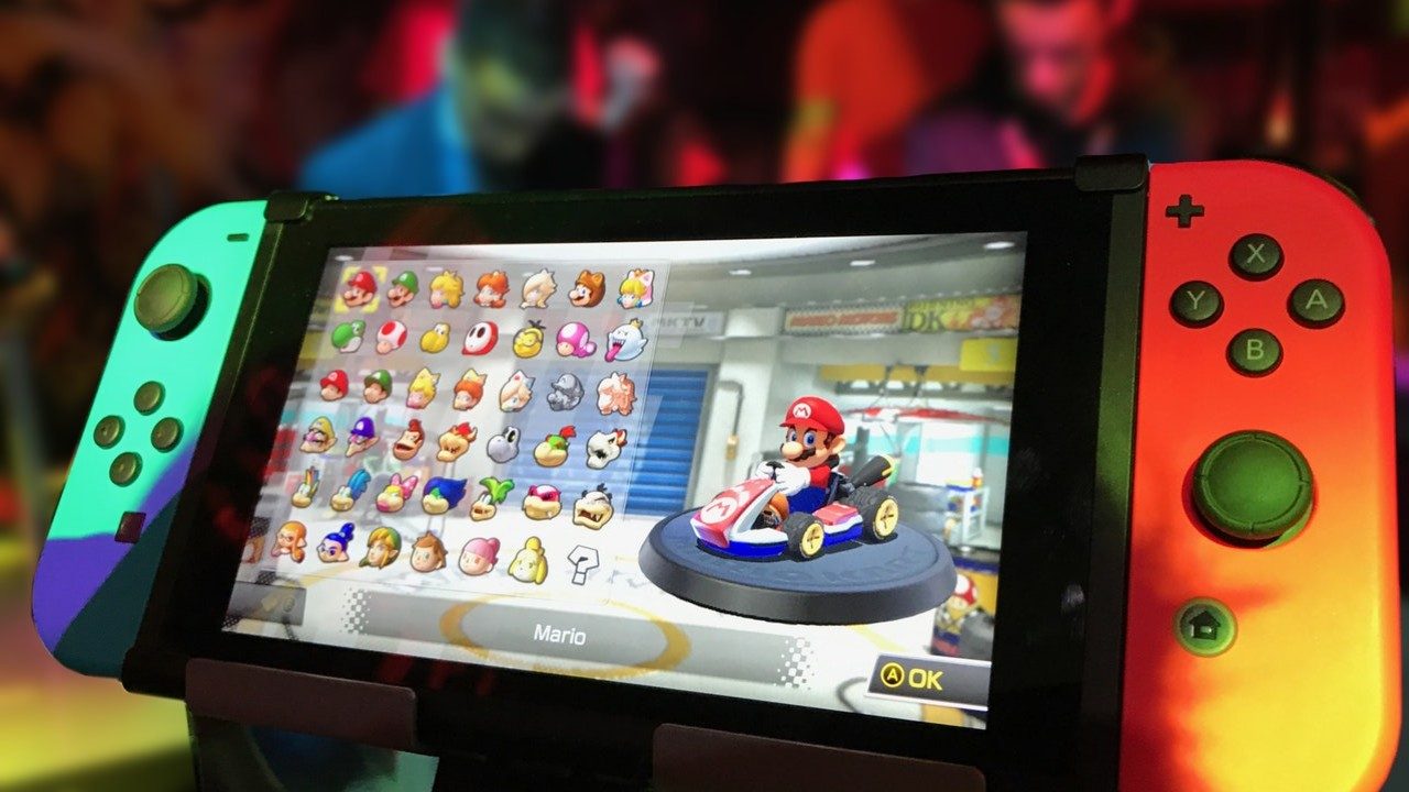 Das Bild zeigt eine Nintendo Switch mit dem Spiel Mario Kart und Mario.