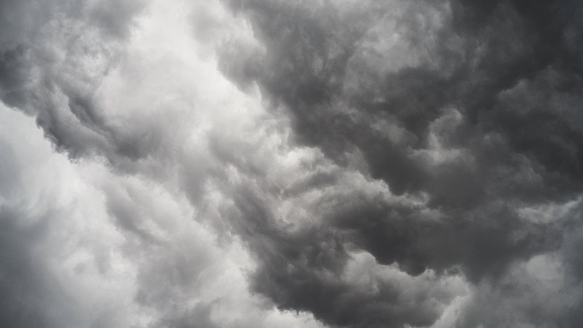 Auf dem Bild sieht man dunkle Wolken am Himmel.