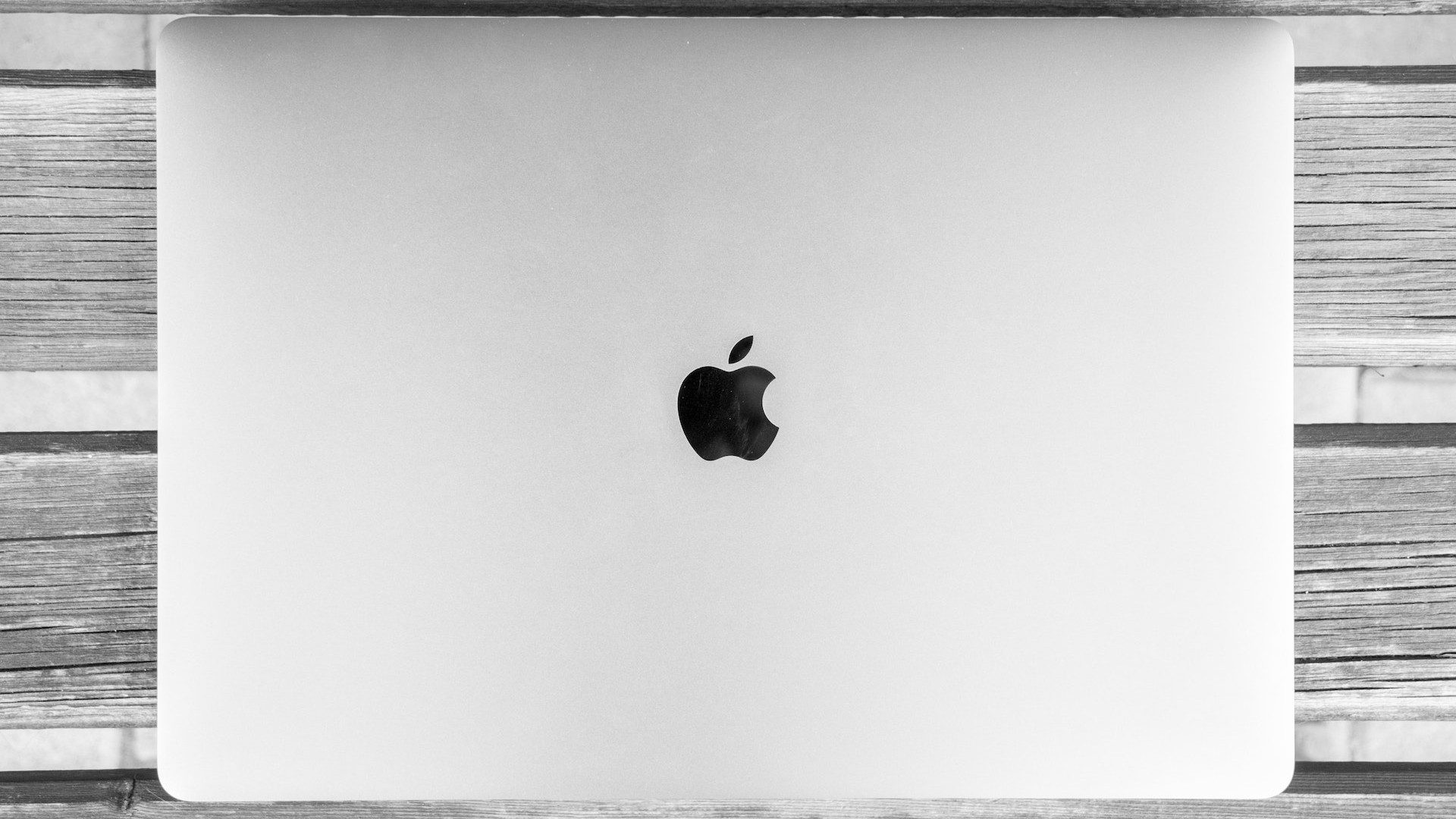 Schwarz-Weiß-Bild eines zugeklappten Apple MacBook