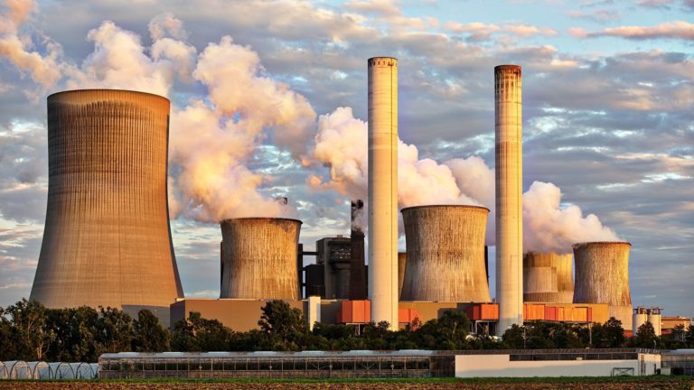 Das Bild zeigt ein großes Atomkraftwerk aus dem viel Rausch entweicht.