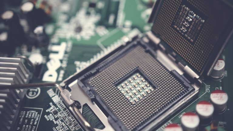 Ein Chip der in den Prozessor beim Computer verbaut wurde.