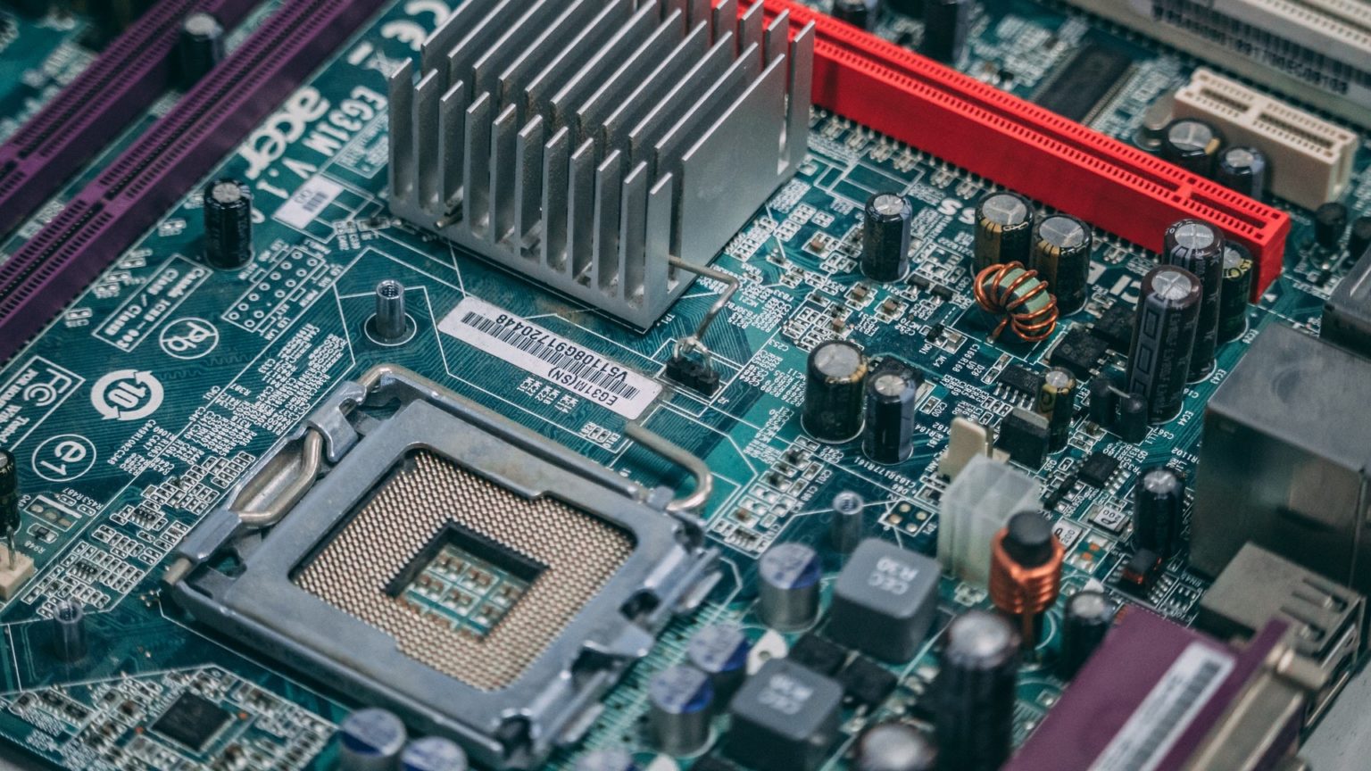 Eine Grafikkarte und ein Prozessor der gerade in eine Computer eingebaut wird.