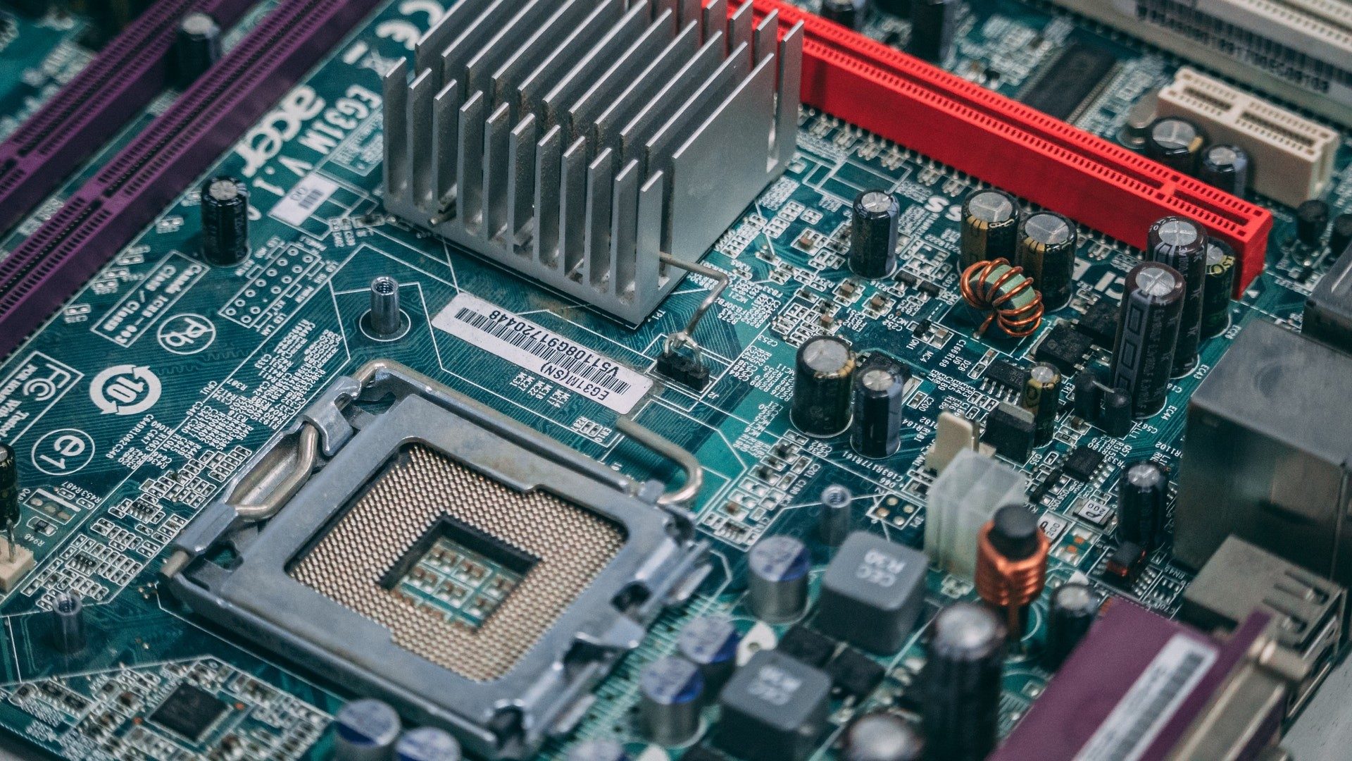 Eine Grafikkarte und ein Prozessor der gerade in eine Computer eingebaut wird.