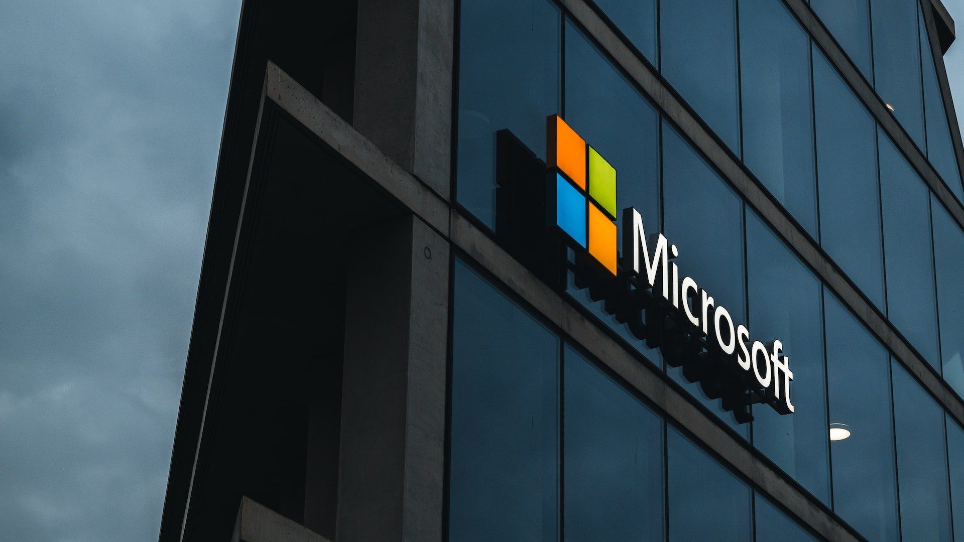 Logo des Tech-Konzerns Microsoft an einer Glasfassade