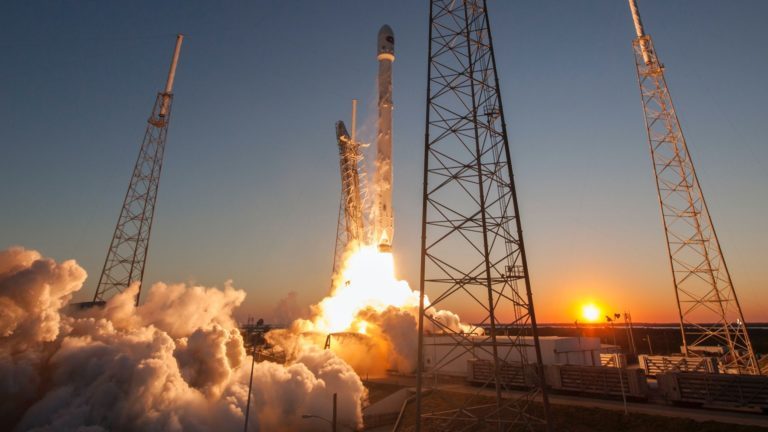 Start einer SpaceX Rakete im Sonnenuntergang mit viel Feuer und Qualm
