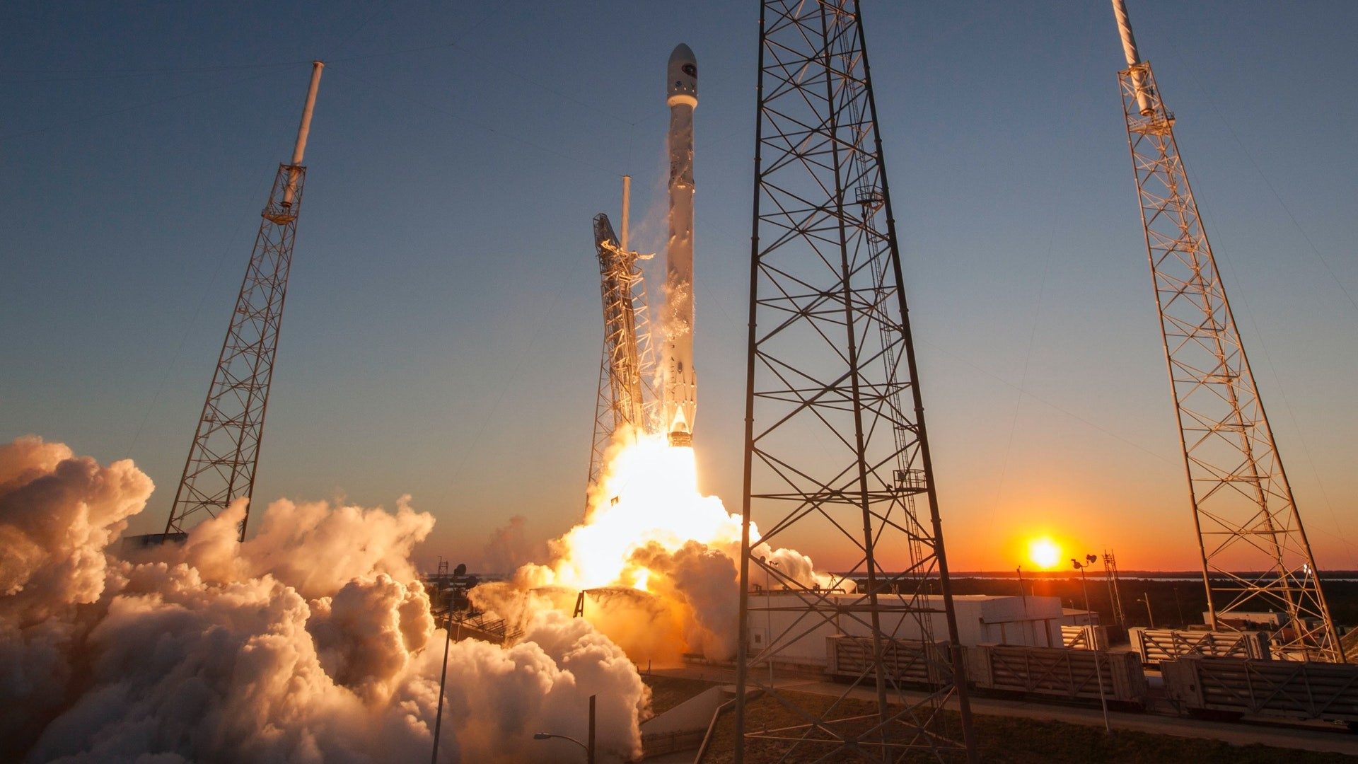 Start einer SpaceX Rakete im Sonnenuntergang mit viel Feuer und Qualm