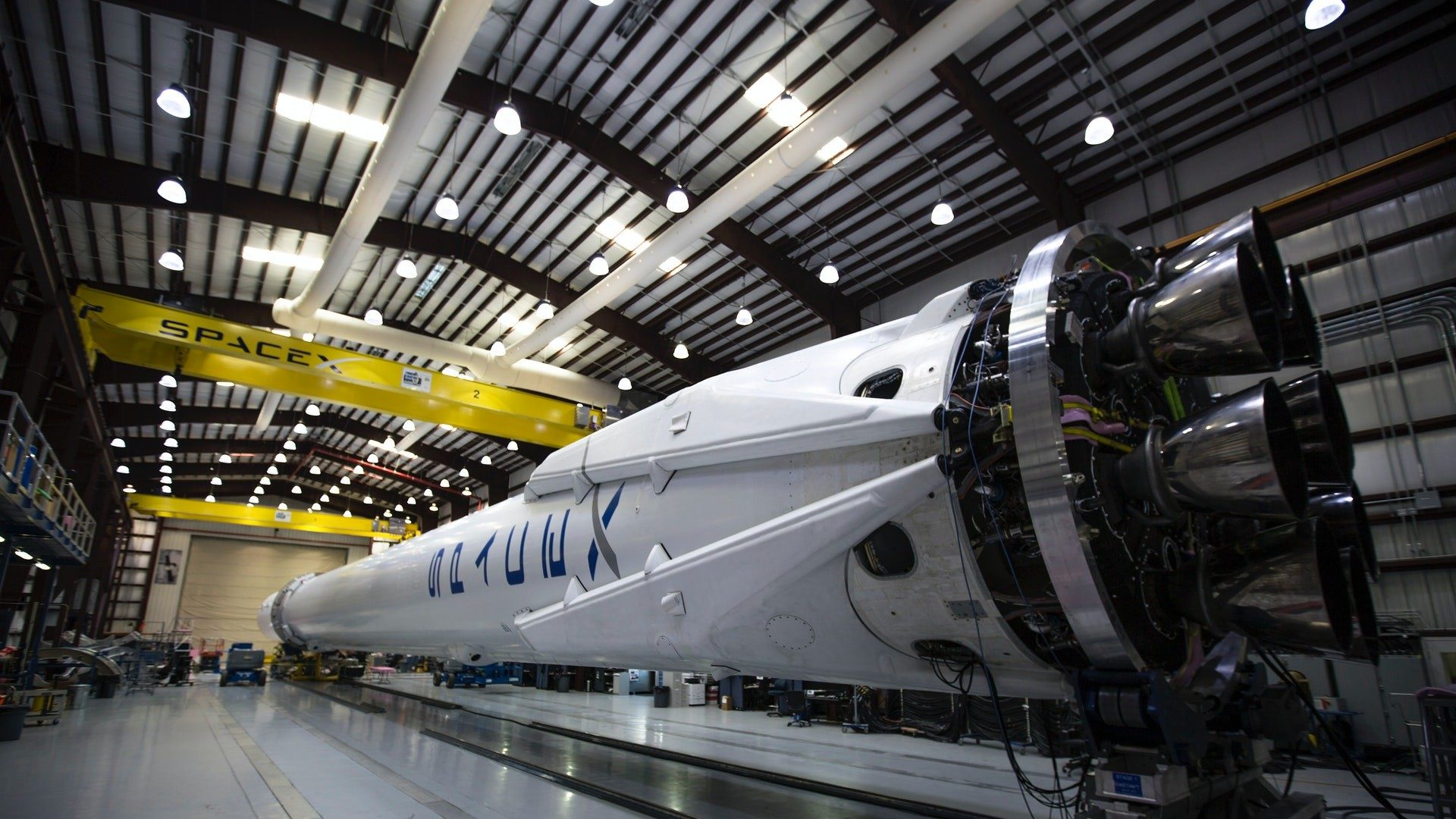 Rakete von SpaceX in einer großen Halle liegend.