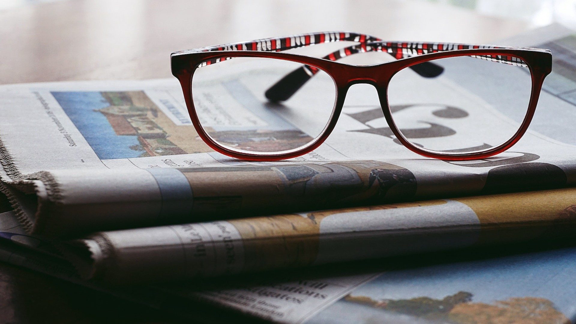 Eine Brille liegt auf einer Zeitung