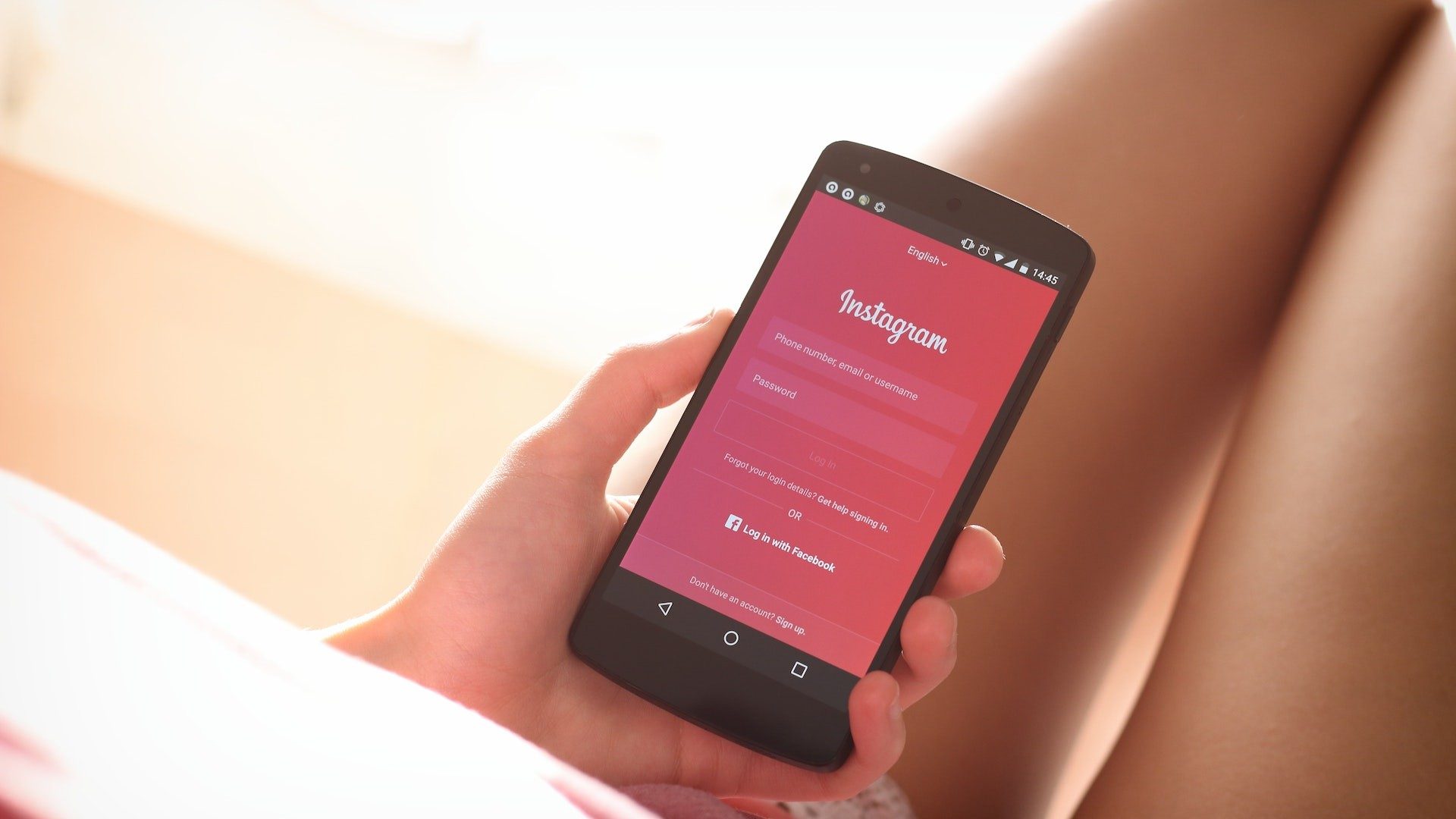 Eine Frau hält ein Smartphone, auf dem die Social Media App Instagram geöffnet ist