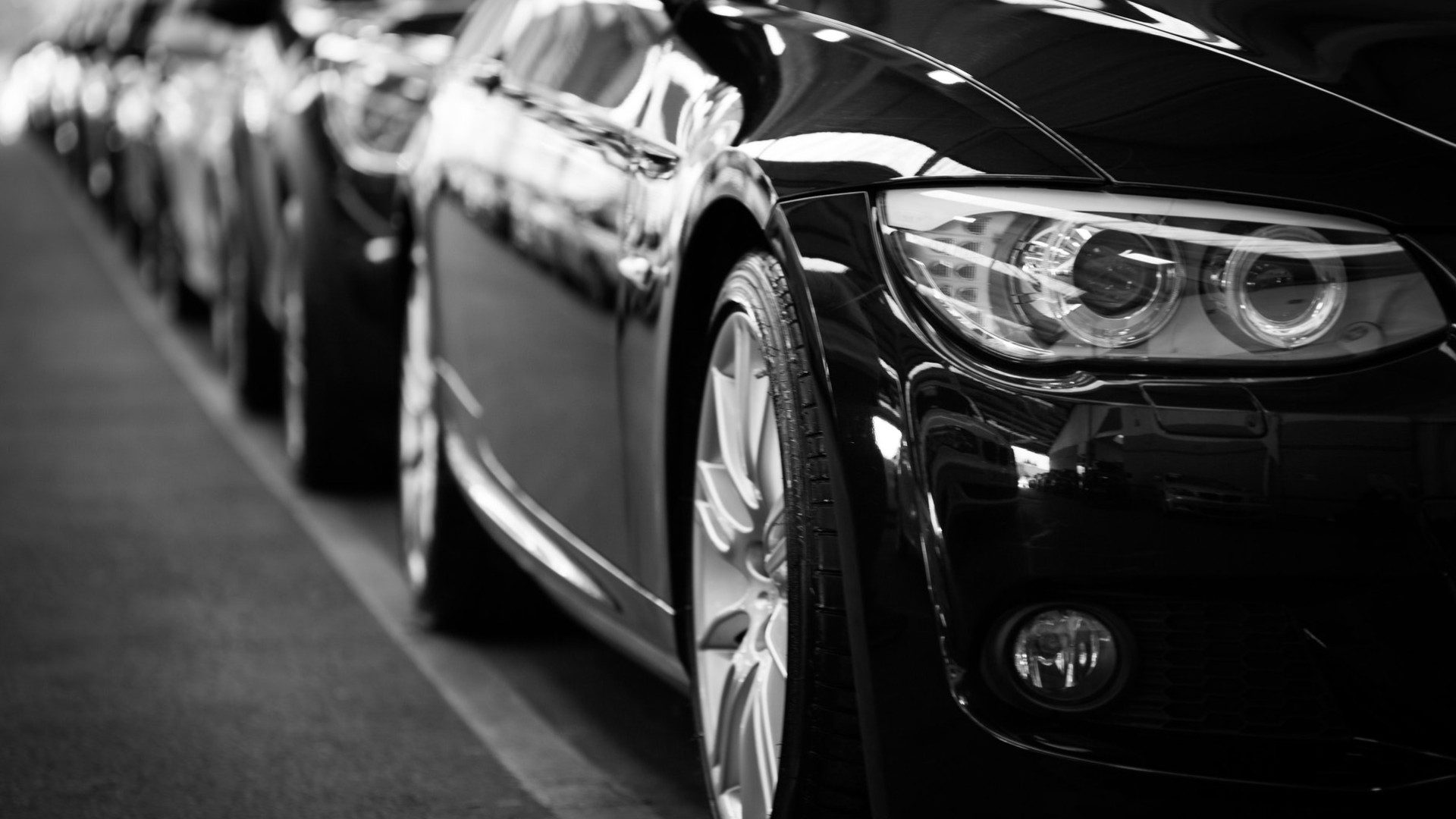 Mehrere schwarze BMW-Coupes in einer Produktionsstraße