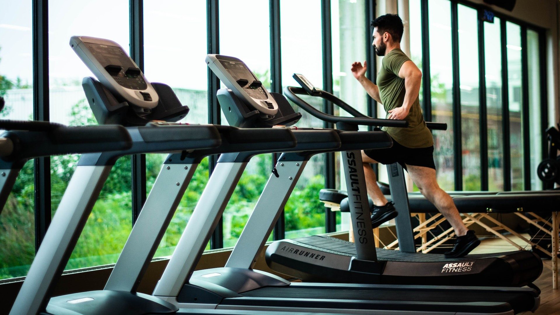 Ein Mann beim Training auf einem Sportgerät im Fitnessstudio