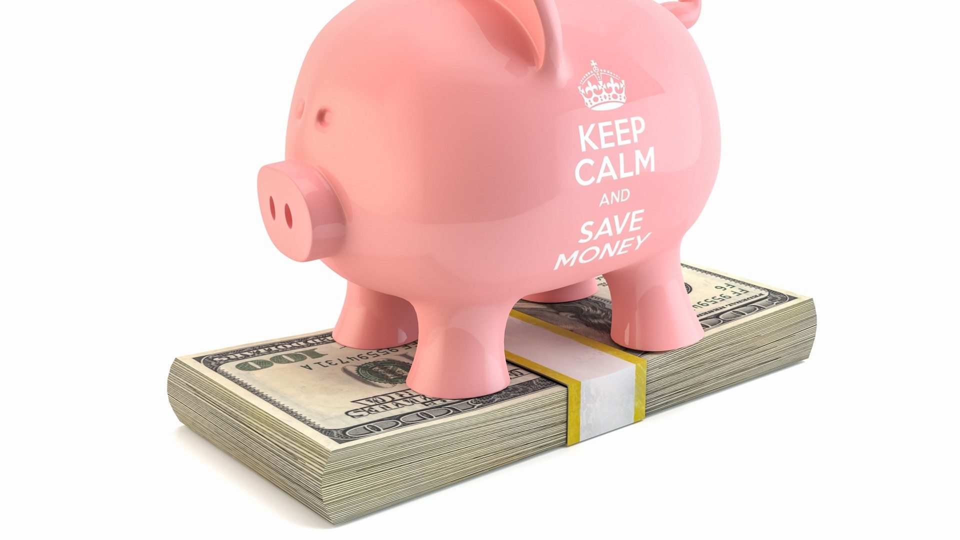 Ein Sparschwein mit der Aufschrift "Keep Calm and Save Money" steht auf einem Bündel Geldscheine
