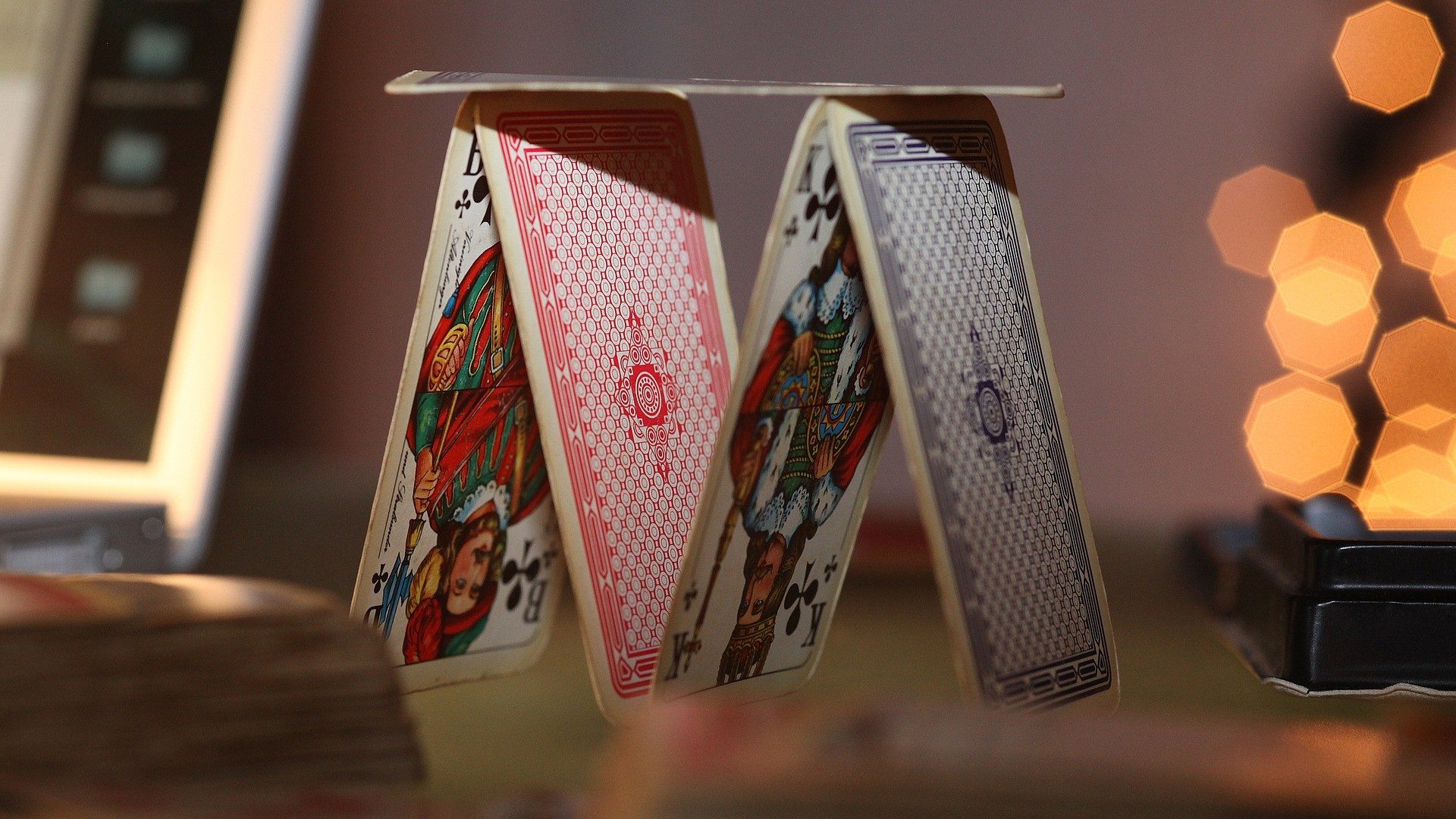Ein kleines Kartenhaus aus fünf Spielkarten