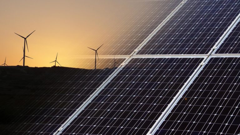 Auf dem Bild sind die Möglichkeiten der erneuerbaren Energie Solaranlagen und Windräder zu sehen.