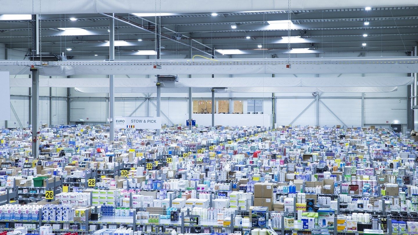 Ein großes Logistiklager der Shopapotheke mit vielen Paketen.