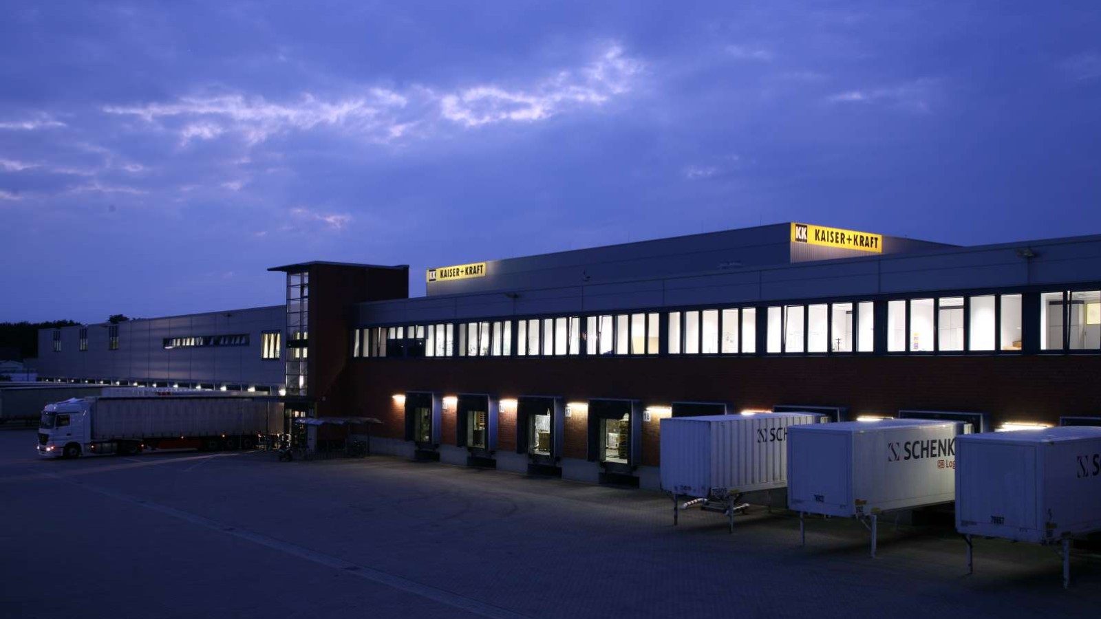 Ein Lagerhaus von Takkt bei Dämmerung.