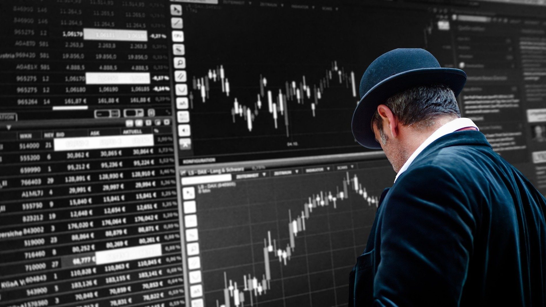 Ein Banker aus London guckt sich an der Börse einen Chart und Kurse an.