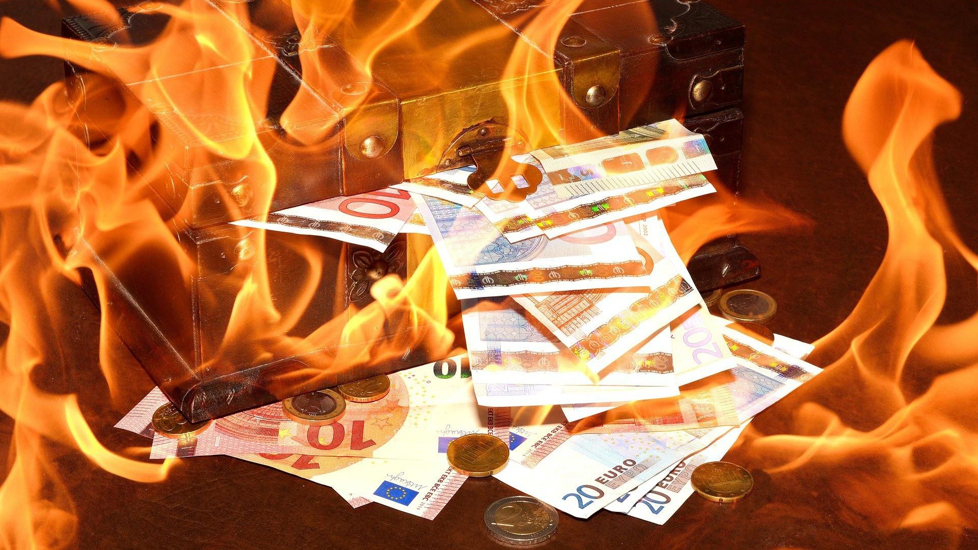 Geld wird verbrannt. Euro werden verbrannt, der Schatz ist weg durch die Inflation.