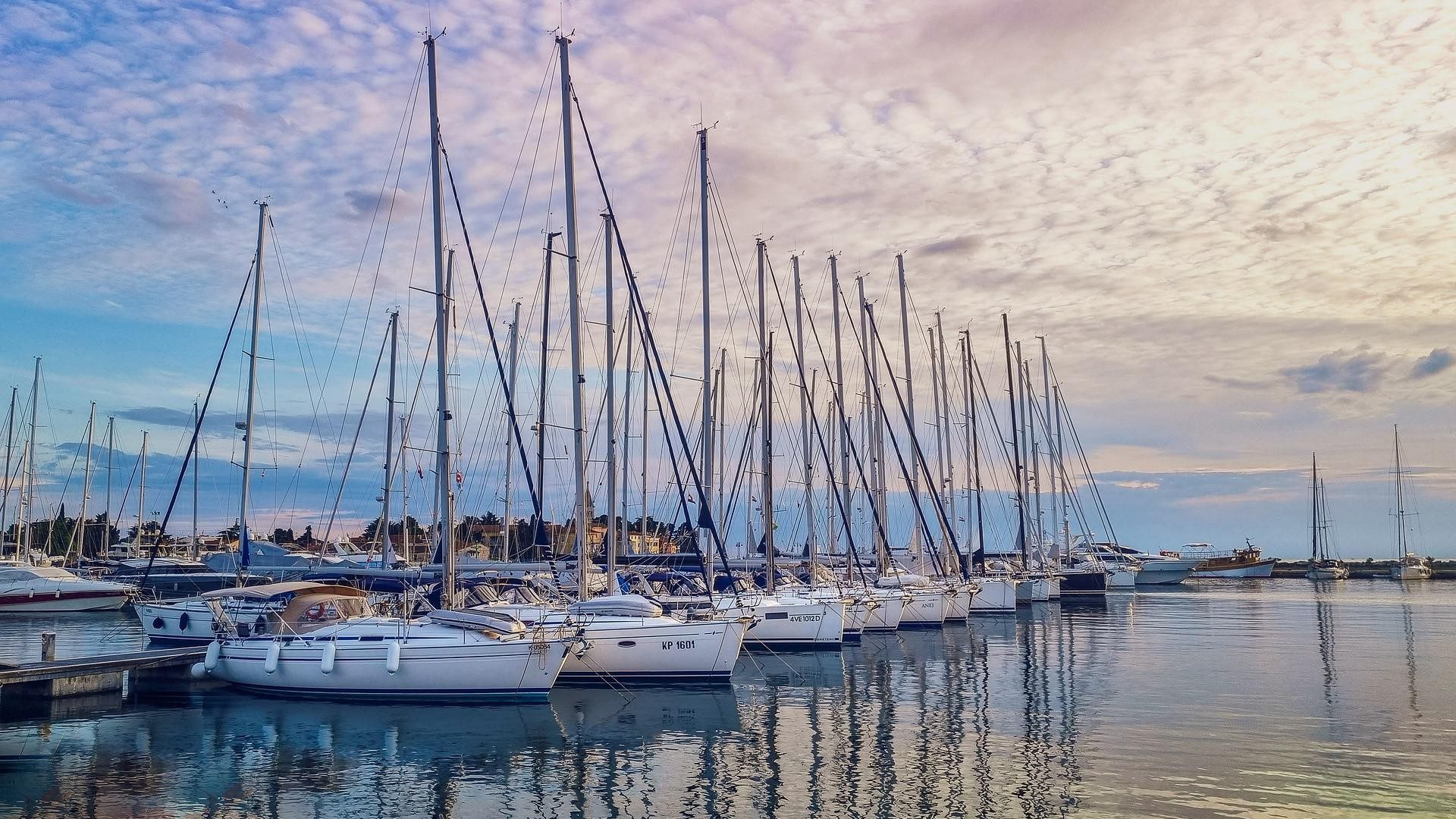 In einem Hafen liegen schöne Boote und Yachten