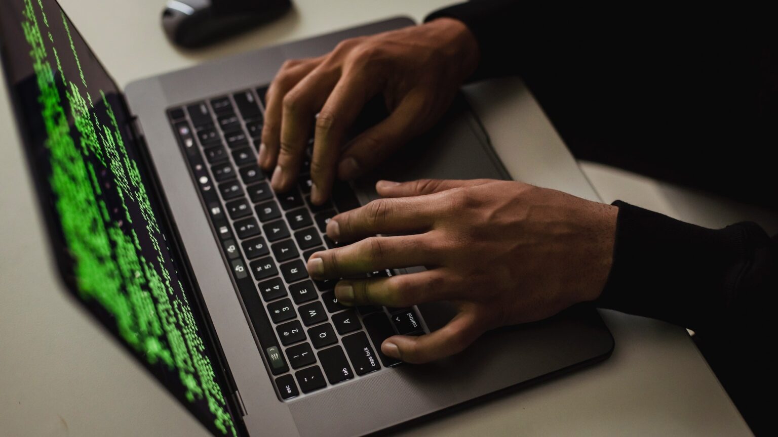 Ein Hacker tippt auf seiner Tastatur