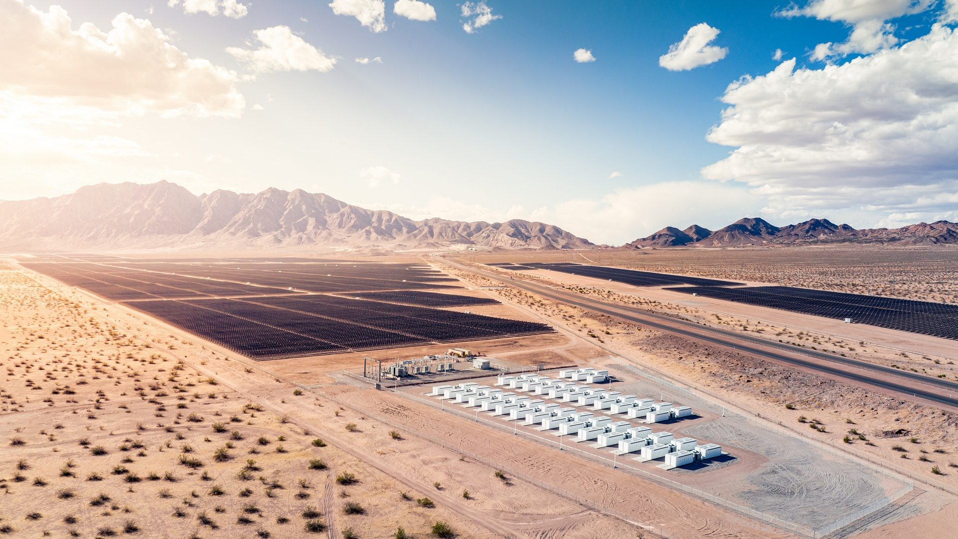 Eine Batteriefarm mit Tesla Megapacks speichert Energie aus einer Solarstrom-Anlage